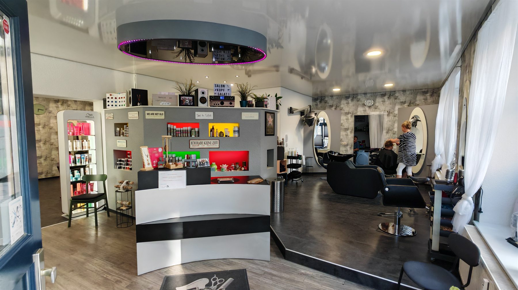 Innenansicht von Salon Kopf-Salat mit Empfang, Produktbereich und Bedienplätzen