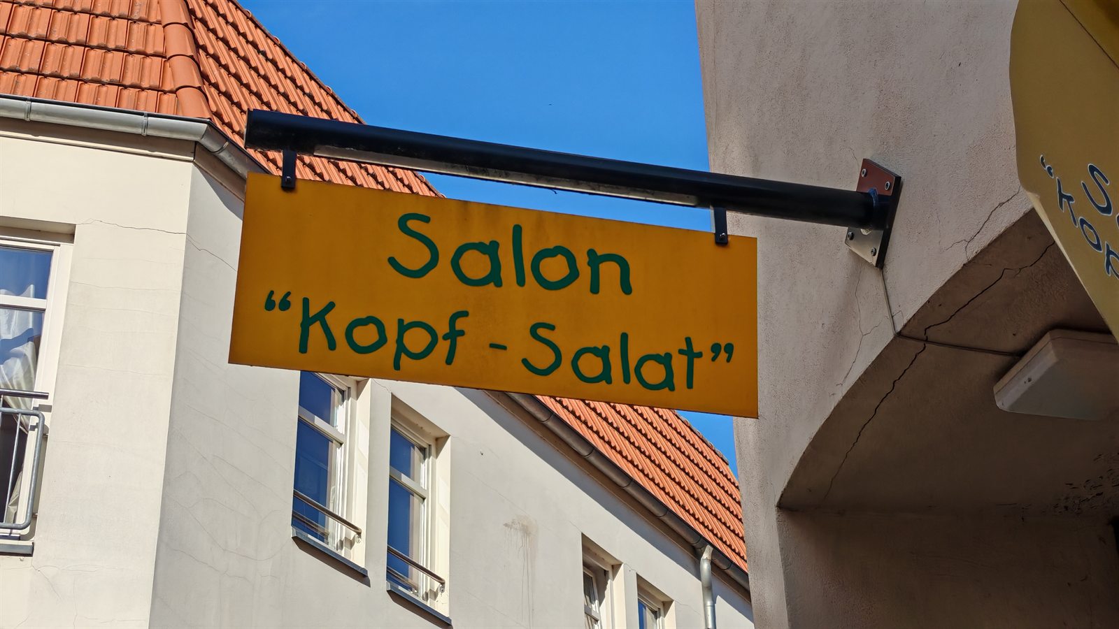Außenschild von Salon Kopf-Salat in Nauen