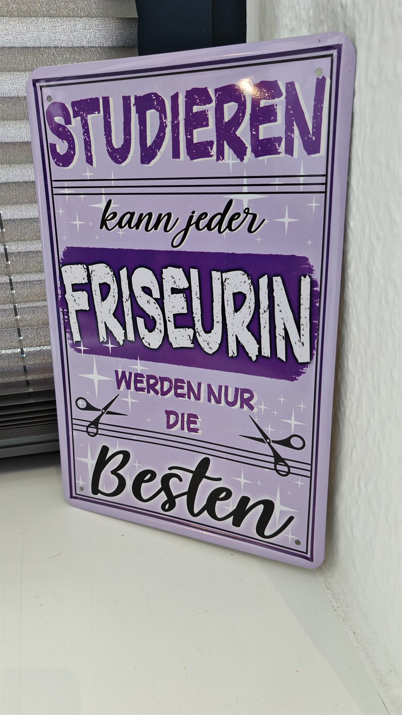 Schild im Salon mit Spruch über Friseurinnen