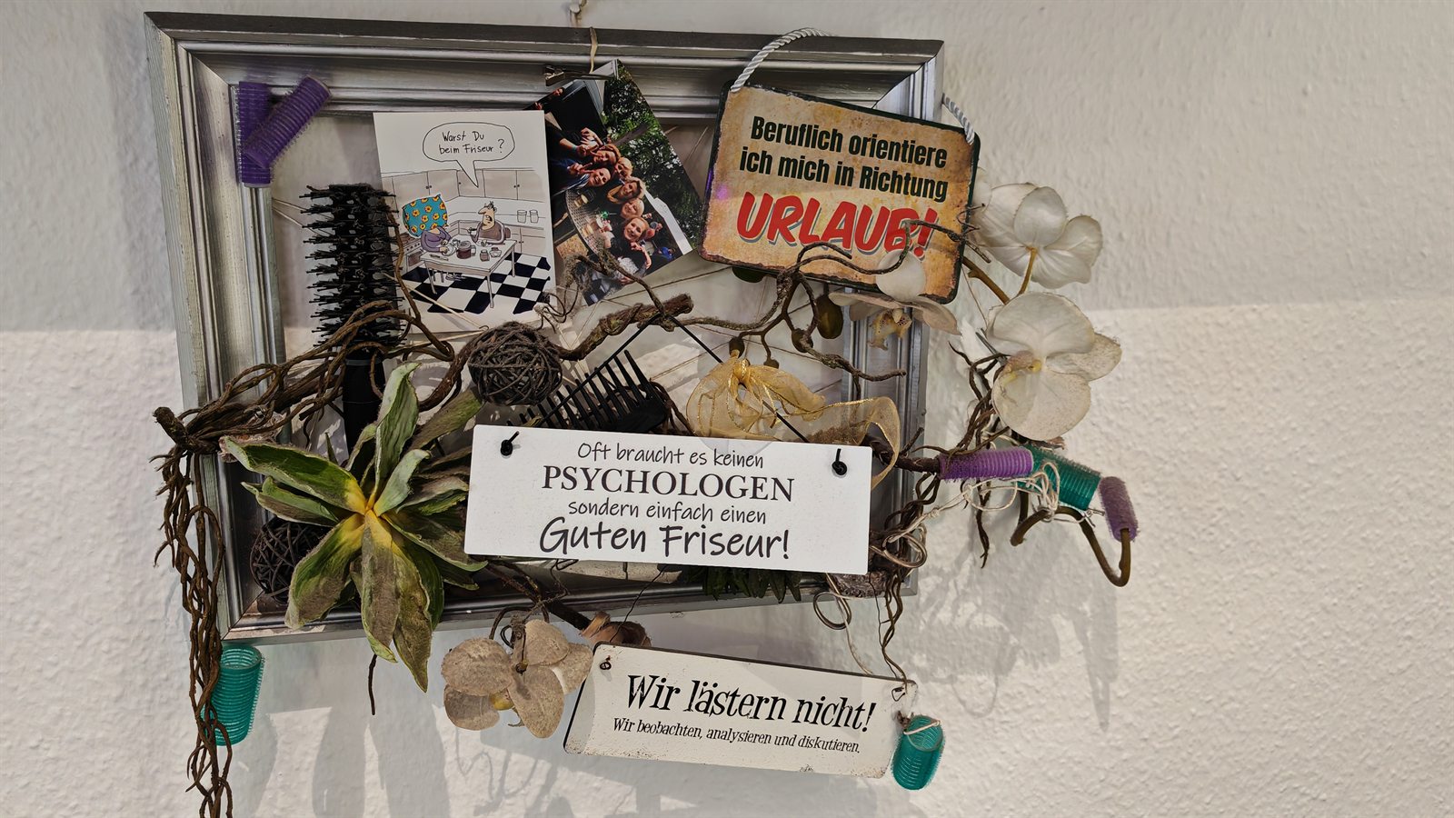 Dekoration im Salon mit Spruch über einen guten Friseur