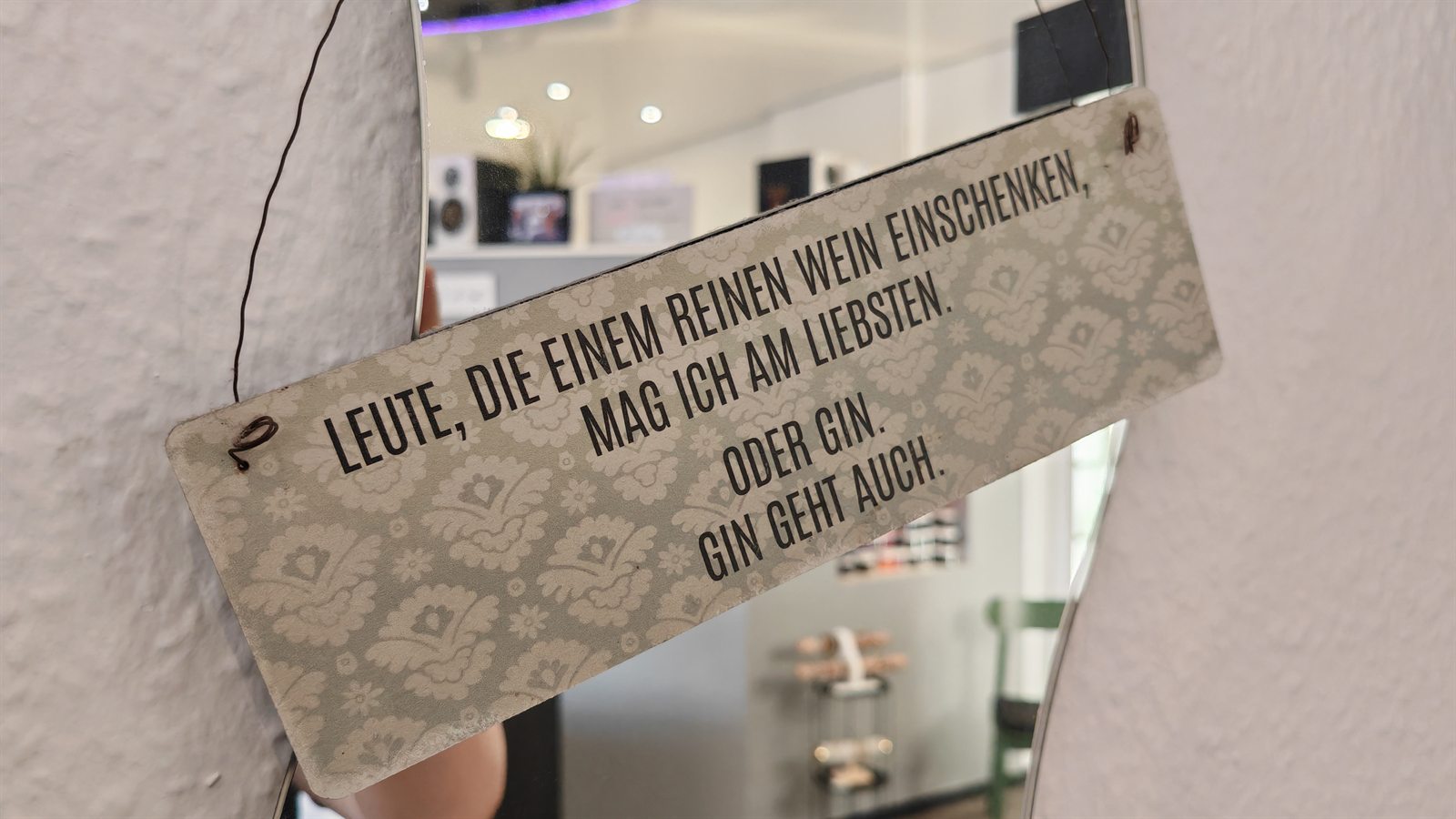 Schild im Salon über reinen Wein und Gin